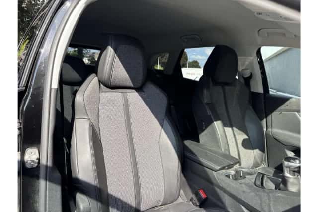 Peugeot 3008 (2018) thumbnail 4