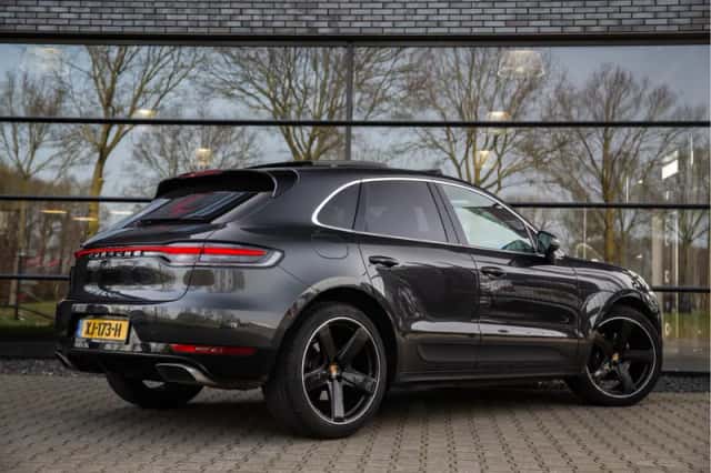 Porsche Macan (2019) thumbnail 2