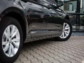 Volkswagen Passat (2019) thumbnail 5