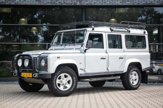 Land Rover Defender (2002) thumbnail 2