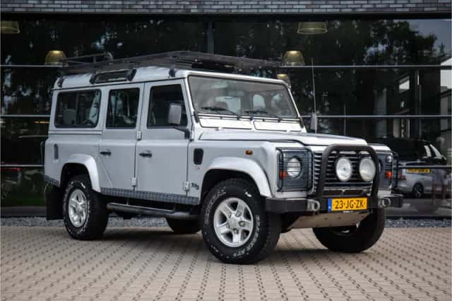 Land Rover Defender (2002) thumbnail 3