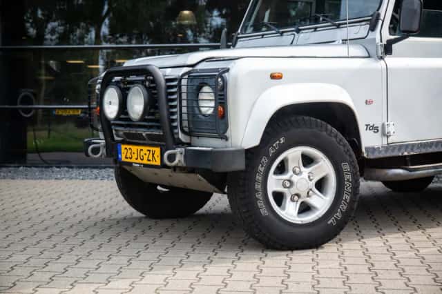 Land Rover Defender (2002) thumbnail 4