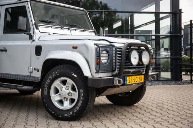 Land Rover Defender (2002) thumbnail 5
