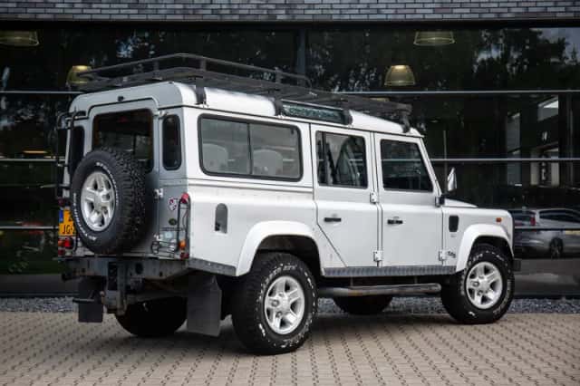 Land Rover Defender (2002) thumbnail 6