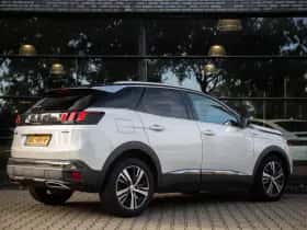 Peugeot 3008 (2016) thumbnail 2