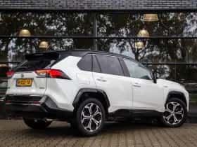 Toyota RAV4 (2021) thumbnail 2