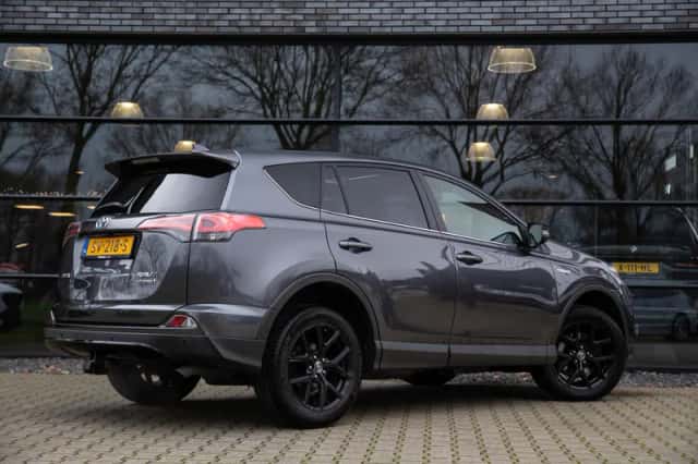 Toyota RAV4 (2018) thumbnail 2