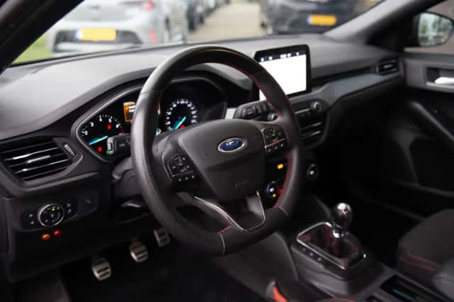 Ford Focus (2022) thumbnail 4