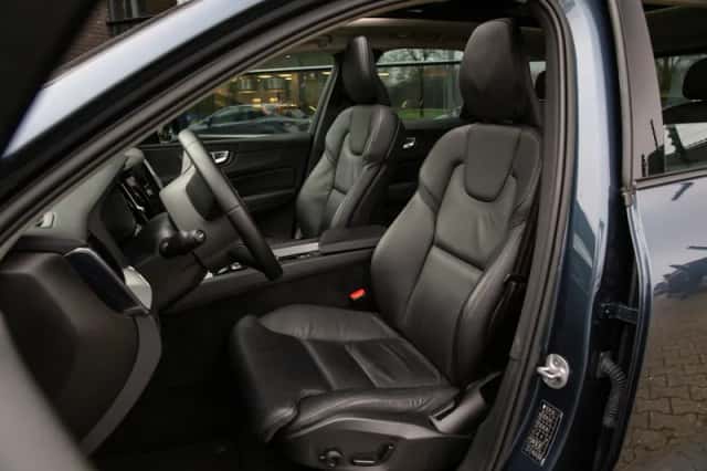 Volvo XC60 (2023) thumbnail 3