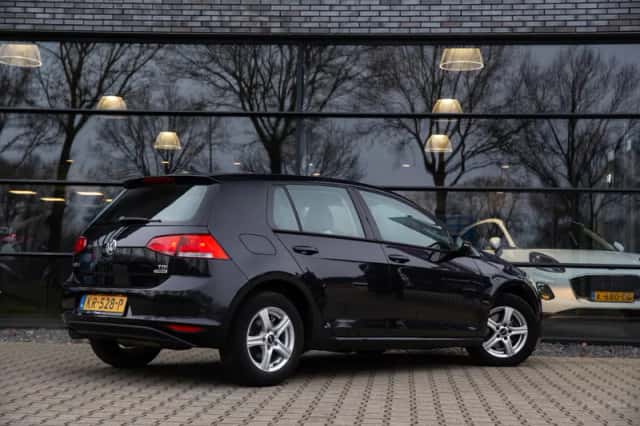 Volkswagen Golf (2016) thumbnail 2