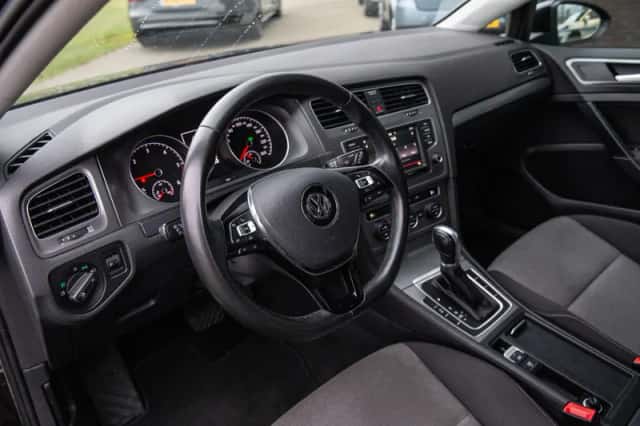 Volkswagen Golf (2016) thumbnail 4