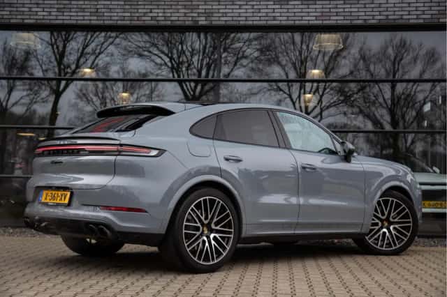 Porsche Cayenne (2024) thumbnail 2