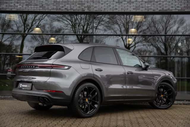 Porsche Cayenne (2025) thumbnail 2