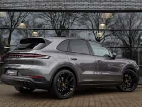 Porsche Cayenne (2023) thumbnail 2