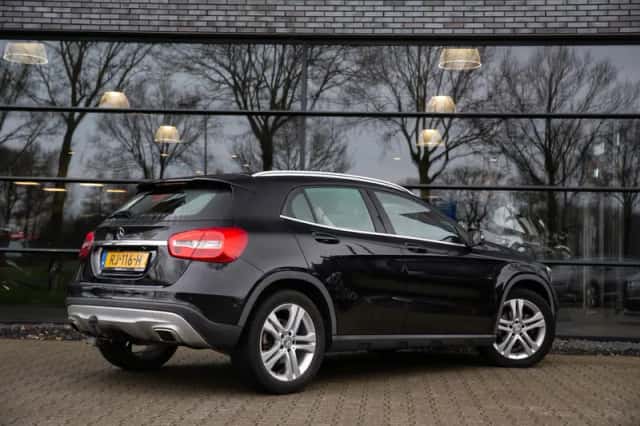 Mercedes-Benz GLA (2015) thumbnail 2