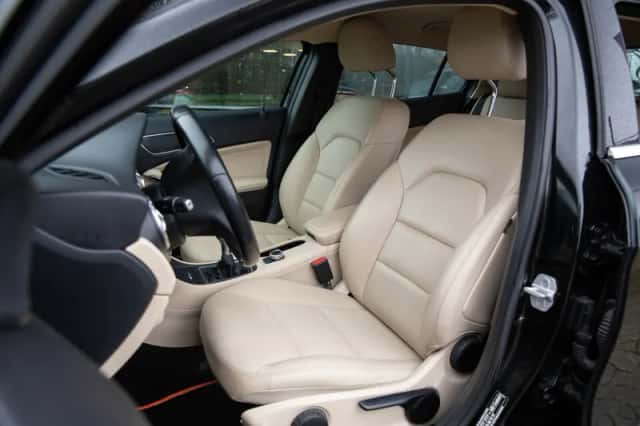 Mercedes-Benz GLA (2015) thumbnail 3