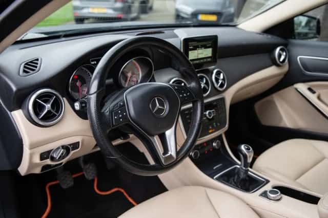 Mercedes-Benz GLA (2015) thumbnail 4