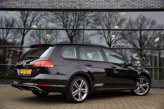 Volkswagen Golf (2017) thumbnail 2
