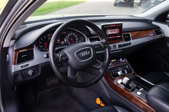 Audi A8 (2011) thumbnail 4
