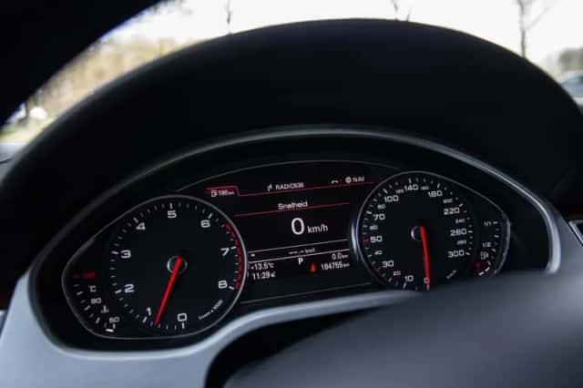 Audi A8 (2011) thumbnail 5