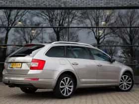 Škoda Octavia (2015) thumbnail 2
