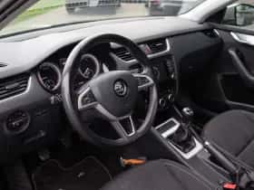 Škoda Octavia (2015) thumbnail 5