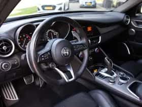 Alfa Romeo Giulia (2020) thumbnail 5