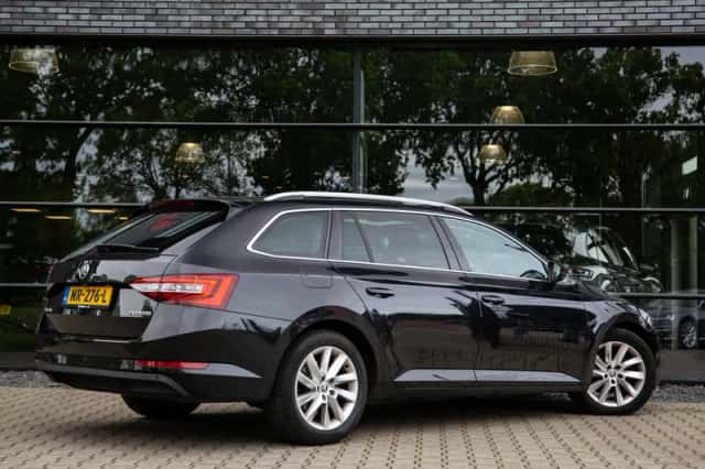 Škoda Superb (2017) thumbnail 2