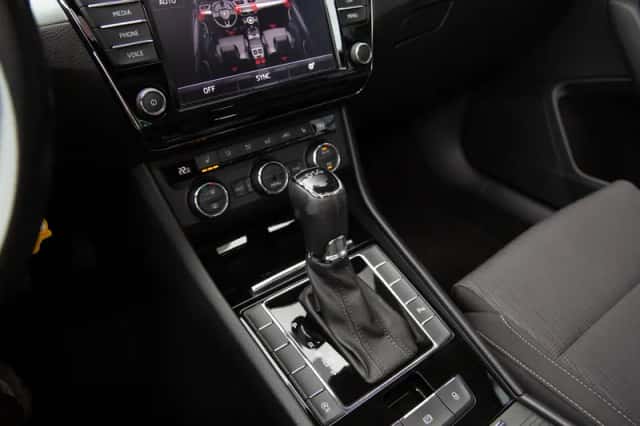 Škoda Superb (2017) thumbnail 6