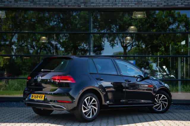 Volkswagen Golf (2018) thumbnail 2