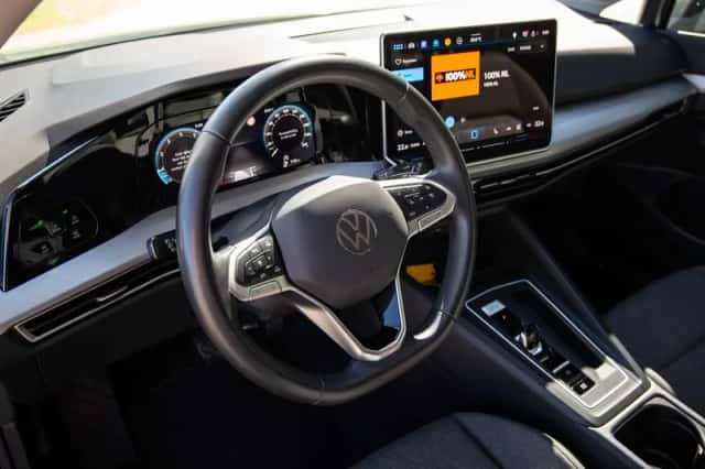 Volkswagen Golf (2025) thumbnail 4