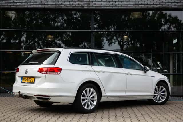 Volkswagen Passat (2015) thumbnail 2
