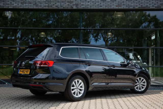Volkswagen Passat (2021) thumbnail 2