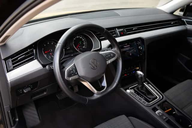 Volkswagen Passat (2021) thumbnail 4