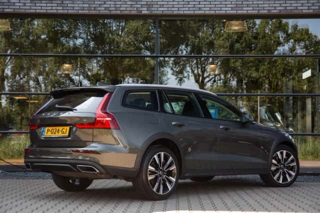 Volvo V60 (2022) thumbnail 2