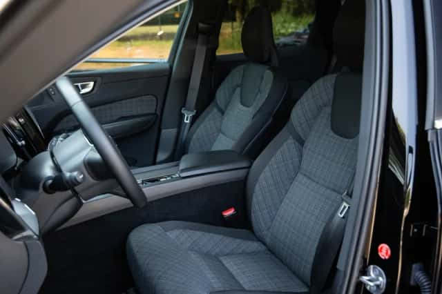 Volvo XC60 (2023) thumbnail 3