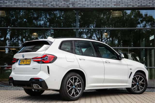BMW X3 (2022) thumbnail 2