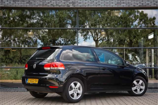 Volkswagen Golf (2010) thumbnail 2