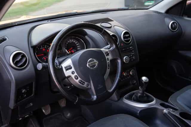 Nissan Qashqai (2010) thumbnail 4