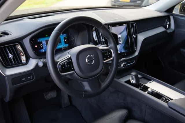 Volvo XC60 (2023) thumbnail 5