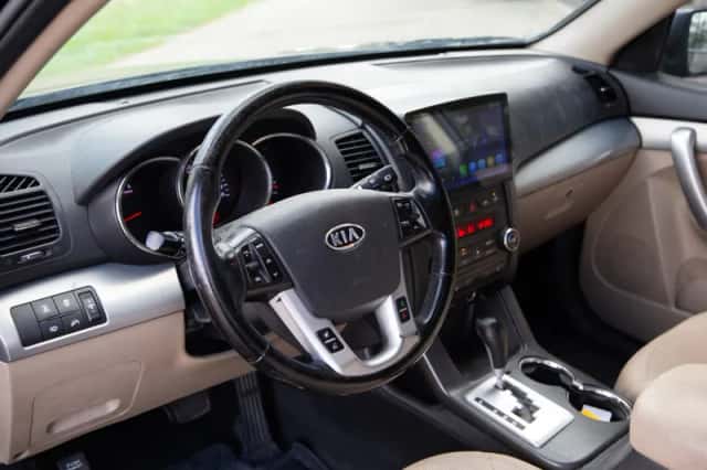 Kia Sorento (2012) thumbnail 6