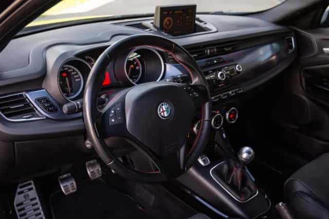 Alfa Romeo Giulietta (2011) thumbnail 3