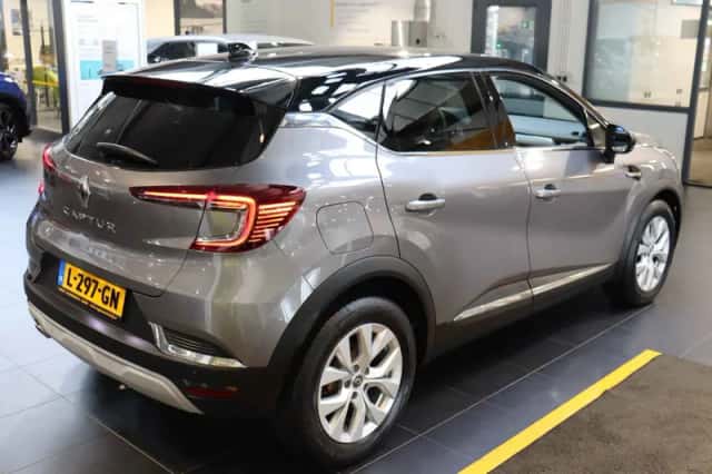 Renault Captur (2021) thumbnail 4