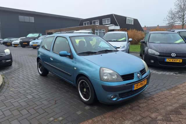 Renault Clio (2004) thumbnail 2