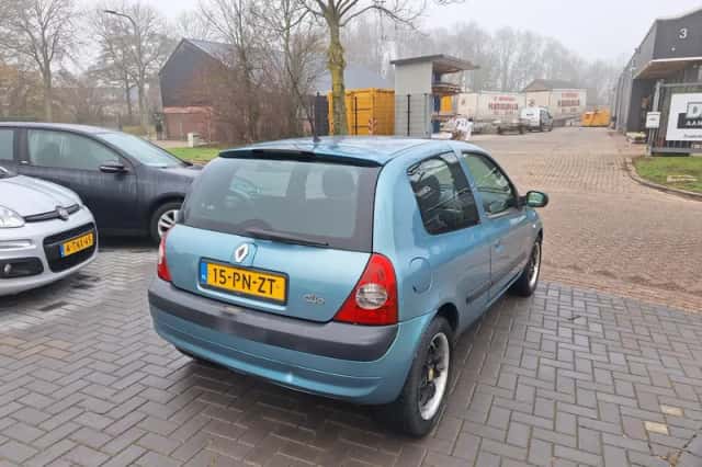 Renault Clio (2004) thumbnail 3