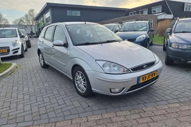 Ford Focus (2002) thumbnail 2