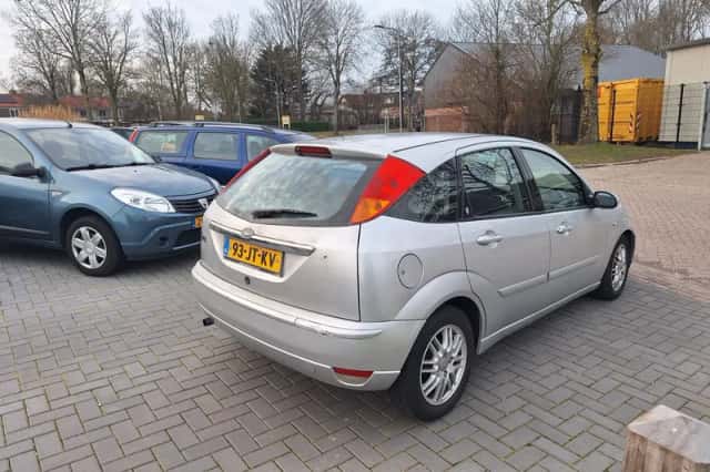 Ford Focus (2002) thumbnail 3