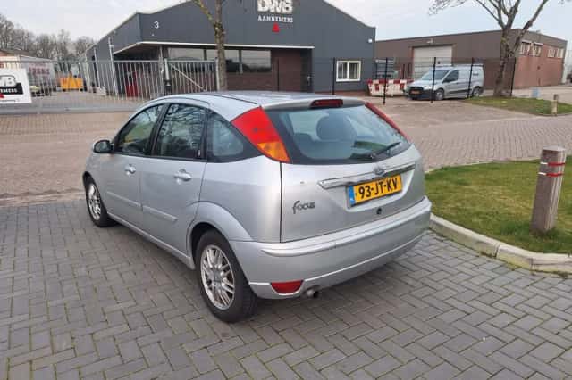 Ford Focus (2002) thumbnail 4