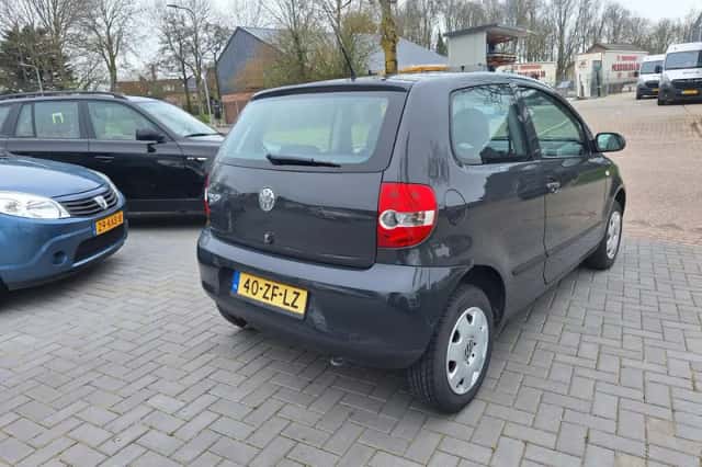 Volkswagen Fox (2008) thumbnail 3