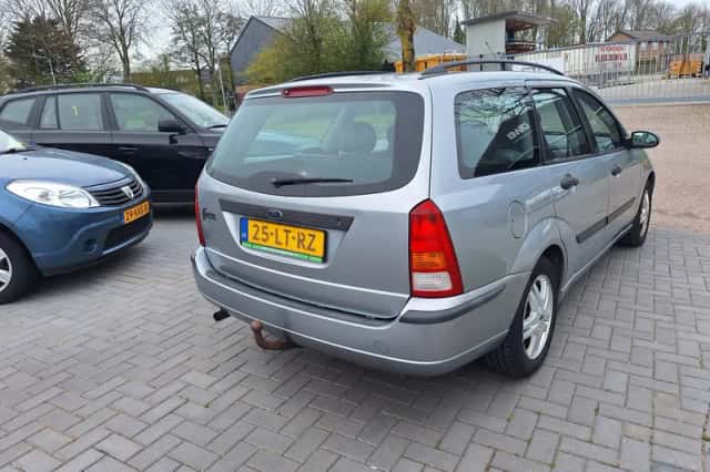 Ford Focus (2003) thumbnail 3